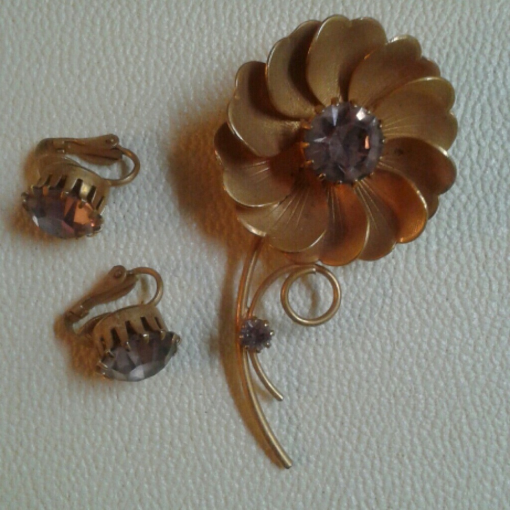 Flower brooch matching clip-on earrings vintage