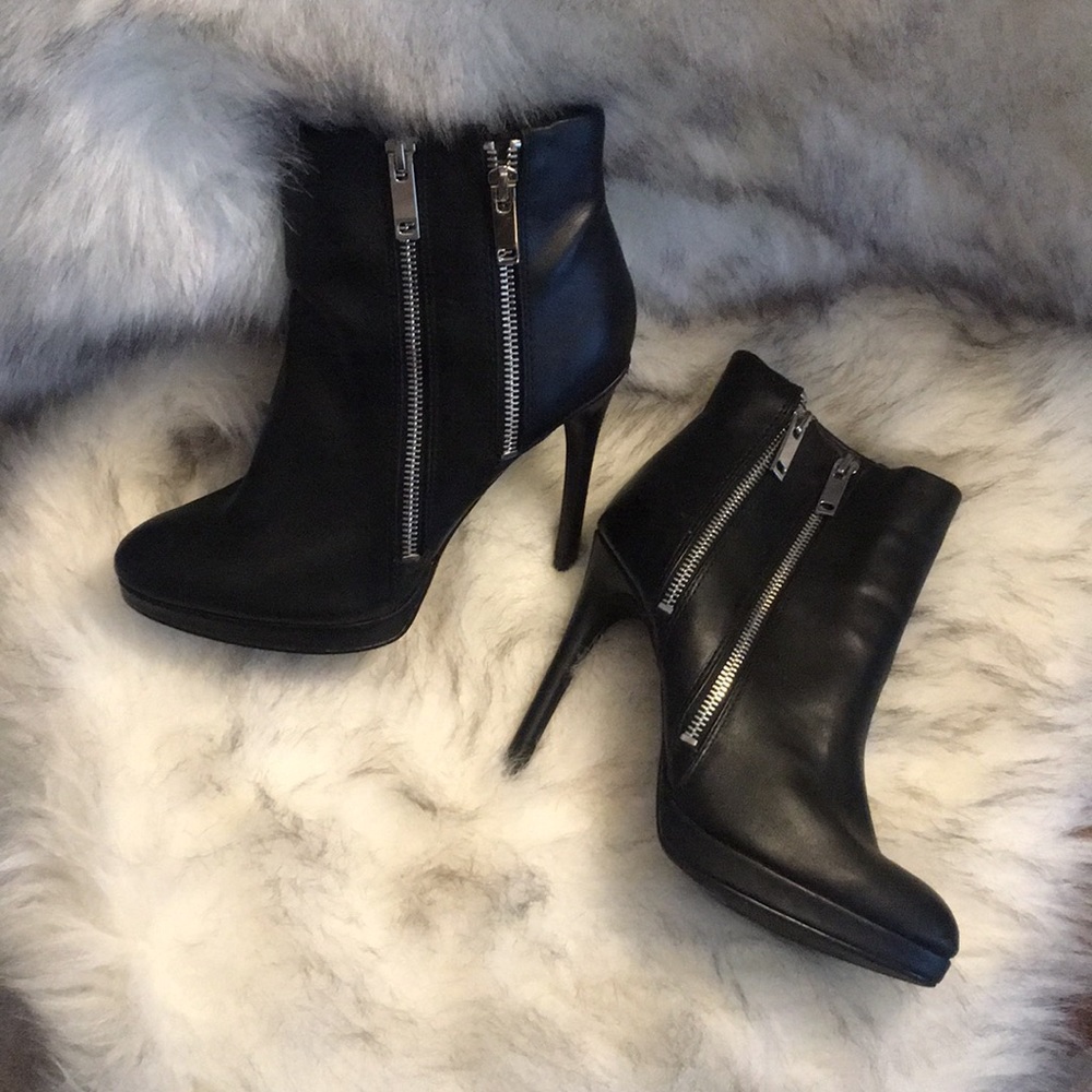 Stella !! 👠.  Super Cute Black Ankle Booties 💜