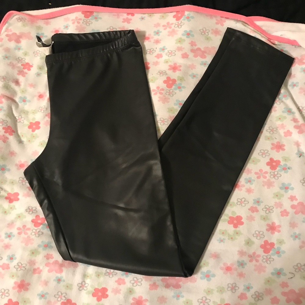 Black faux leather leggings. 🖤