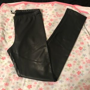 Black faux leather leggings. 🖤