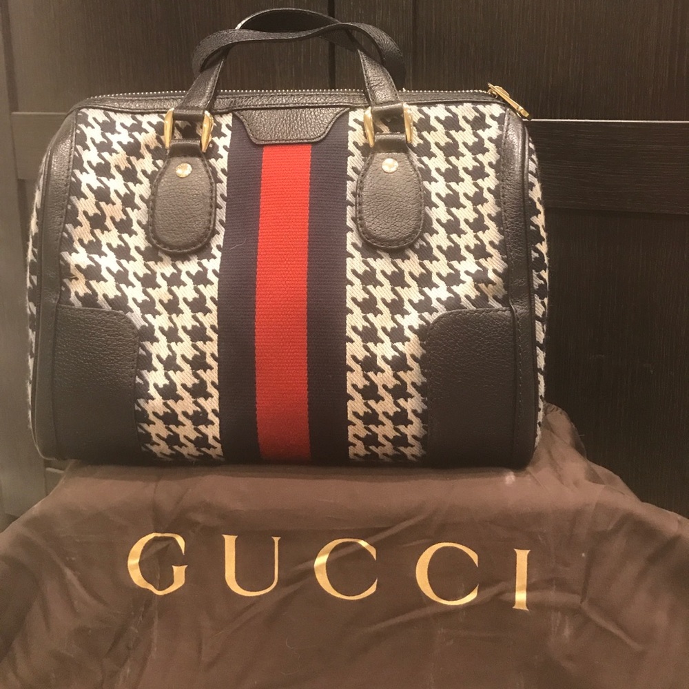 Brand new.Never used Gucci Boston in vintage Navy