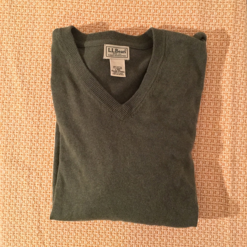 LL Bean L Regular Fit Green Cashmere V-neck!