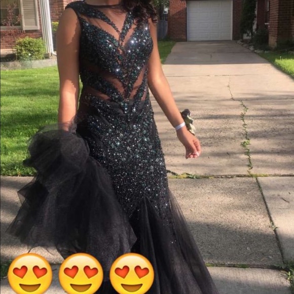 Prom dresses only worn once - Picture 2 of 3