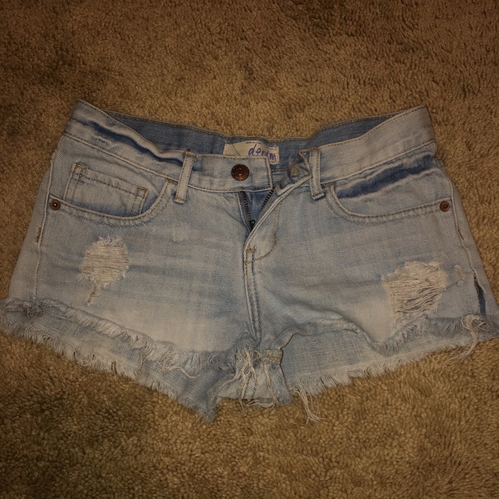 Distressed denim shorts💖