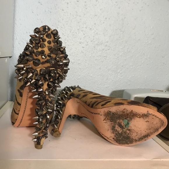 Fancy beige leopard open toe pumps w/ Studs - Picture 3 of 3