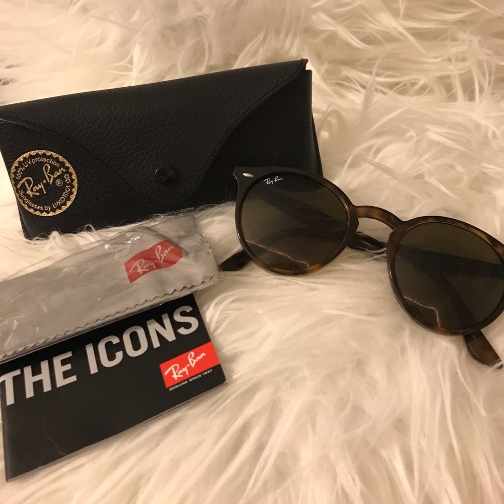 Round Ray-Ban sunglasses, glossy tortoise frame.
