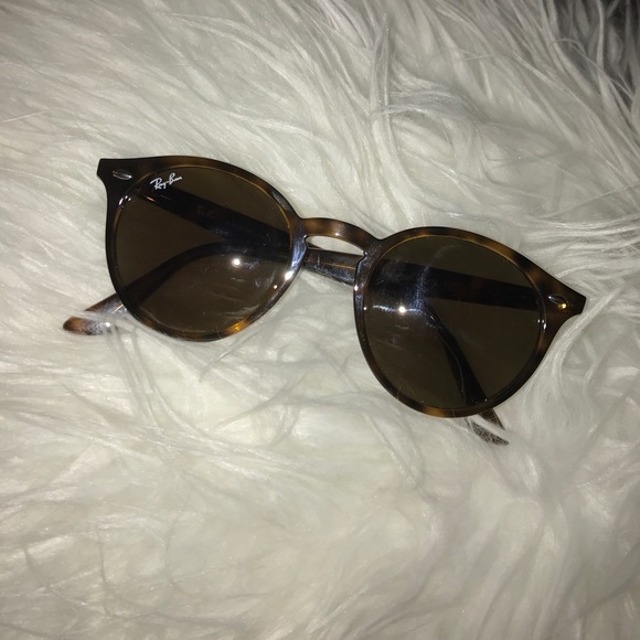 Round Ray-Ban sunglasses, glossy tortoise frame. main image 5
