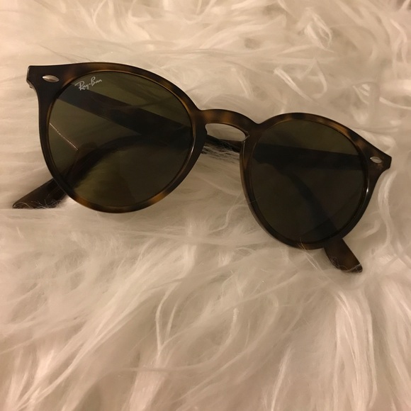 Round Ray-Ban sunglasses, glossy tortoise frame.