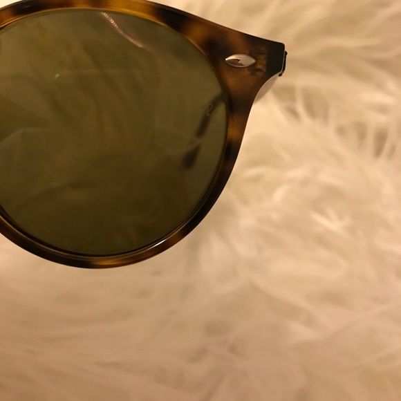 Round Ray-Ban sunglasses, glossy tortoise frame.