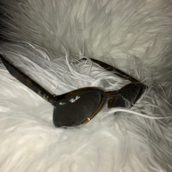 Round Ray-Ban sunglasses, glossy tortoise frame. main image 7