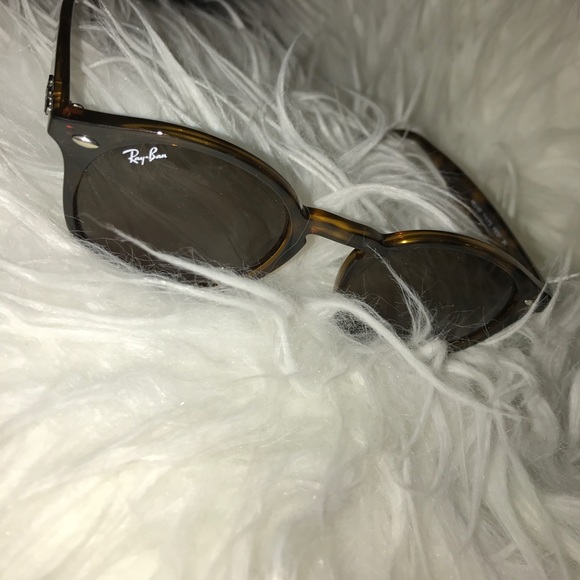 Round Ray-Ban sunglasses, glossy tortoise frame.