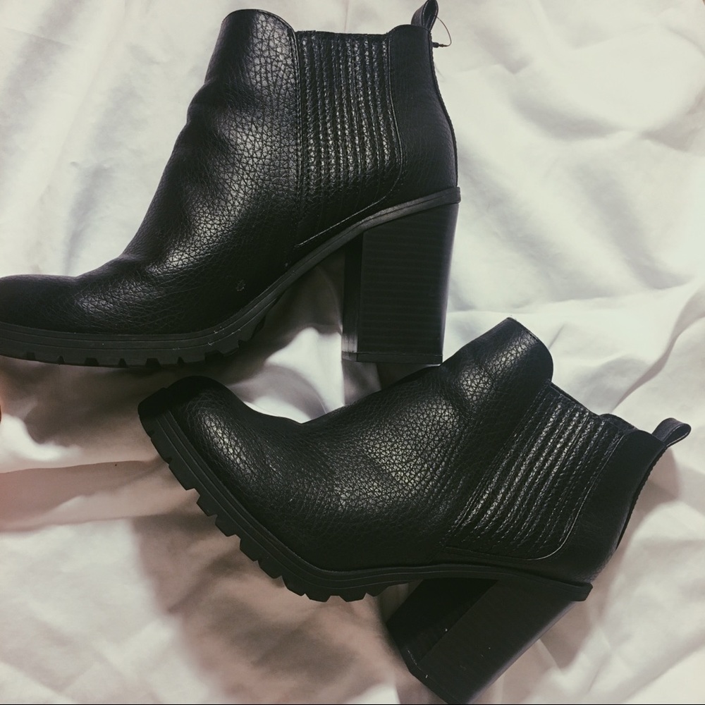 SAM & LIBBY Chunky Heeled Chelsea boots
