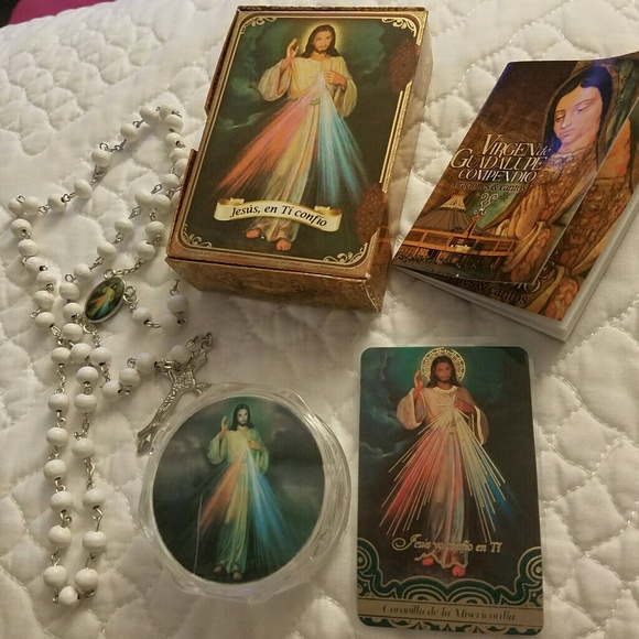 🚫SOLD🚫Divine Mercy: Rosary, Box, Book and Image - Picture 2 of 4