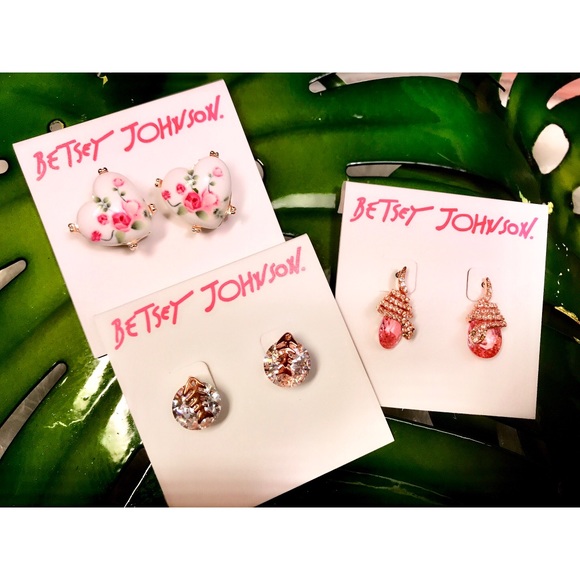 Betsy Johnson perfectly porcelain earrings 🌹💋 - Picture 2 of 4