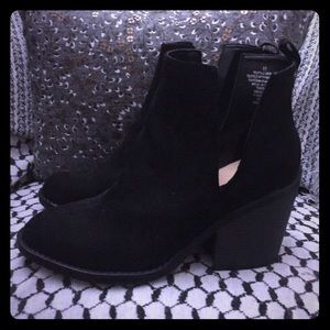Black ankle boots 👢 with side cut outs