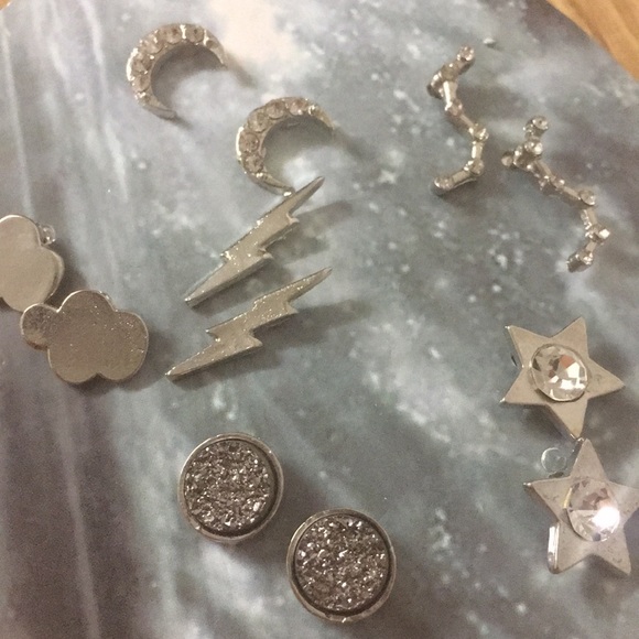 Jewelry - Earning that I never worn