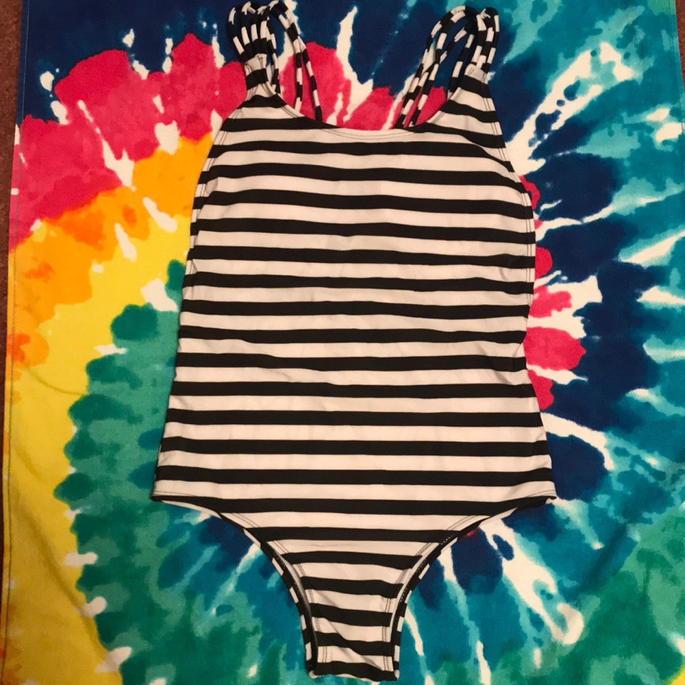 Black & white one piece swimsuit w/cute back