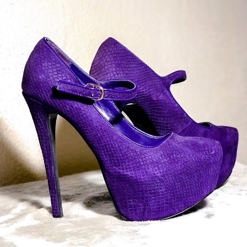 Steve Madden T Strapped Pumps