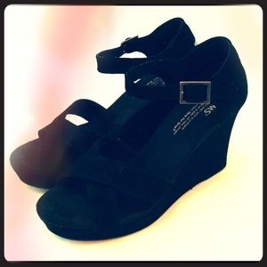 Tons black wedges