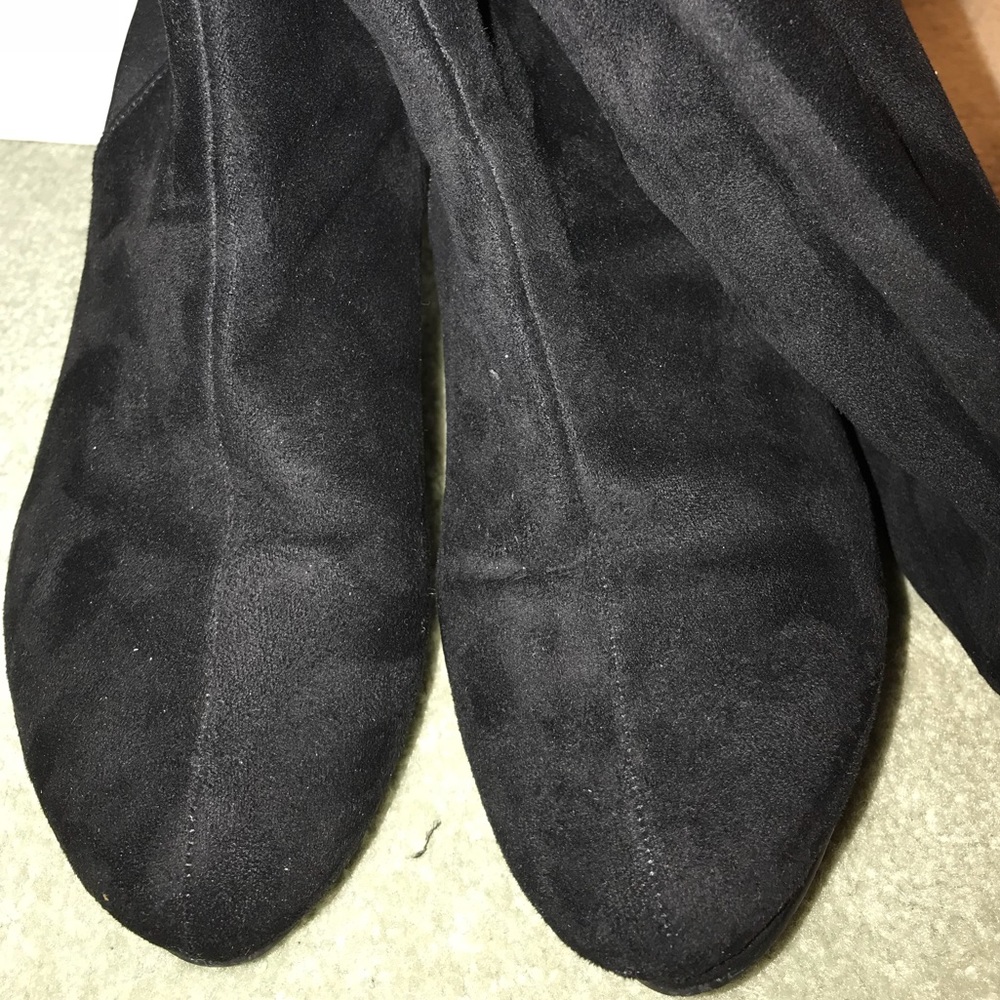 Size 10W. Knee high healed boots