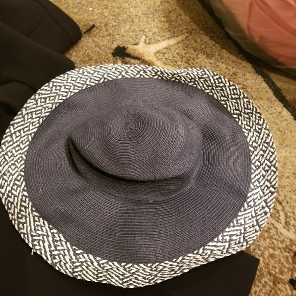 large rim floppy hat - Picture 2 of 4