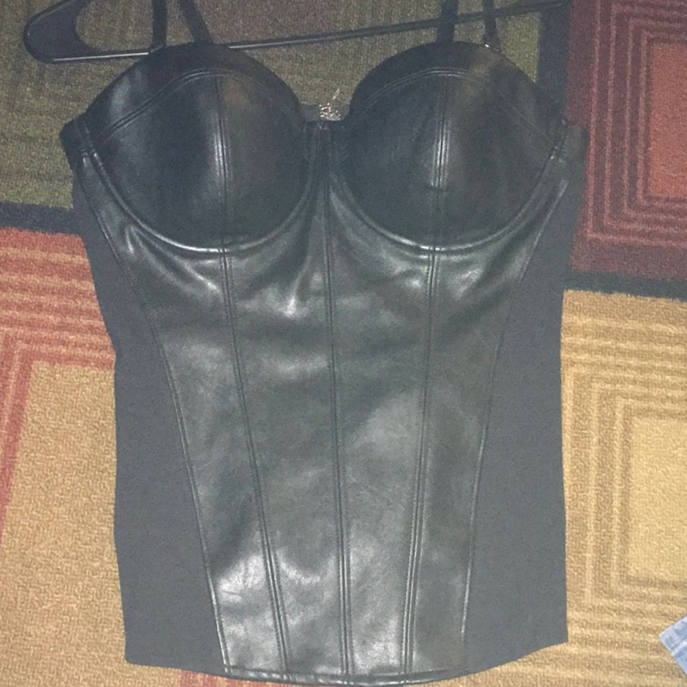 Leather looking halter with removable straps