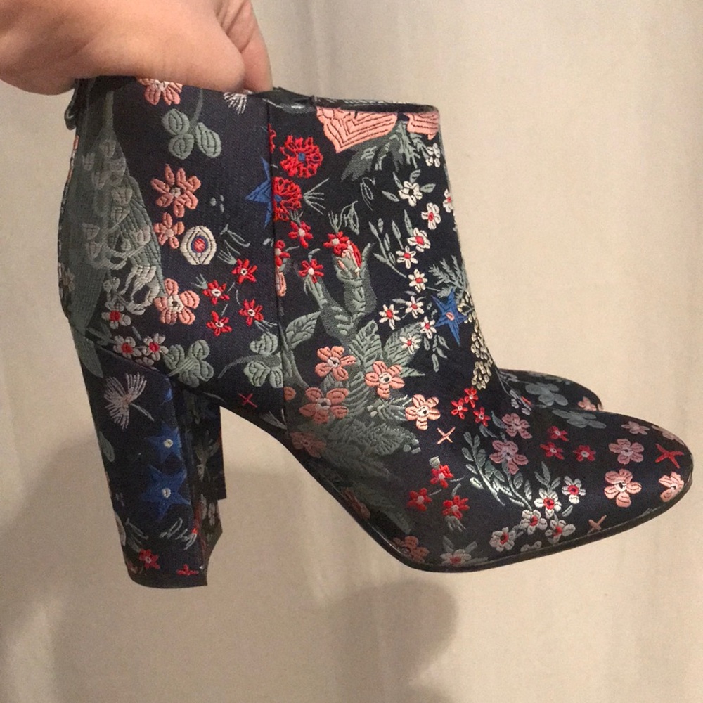 Sam Edelman Cambell Embroidered Bootie - Size 9