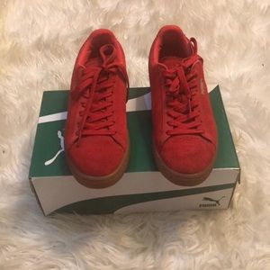 Red Puma sneakers mens size 6; women’s size 8