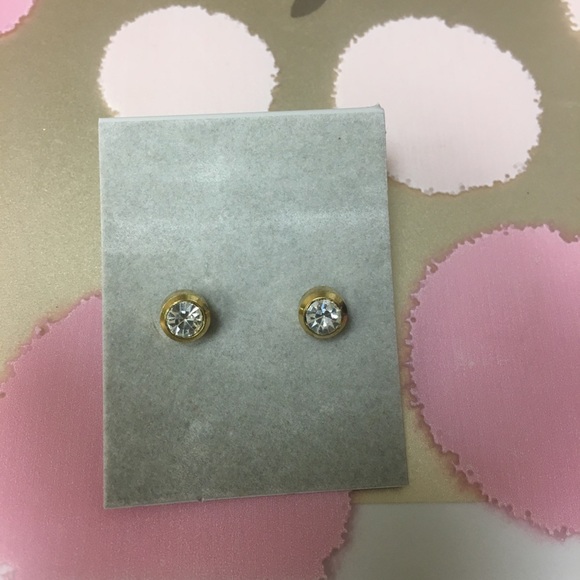 🔥Sale Gold tone crystal studs - Picture 1 of 5