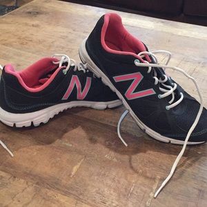 New balance tennis shoes