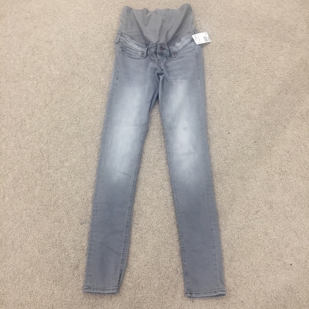 Maternity stretch jeans .