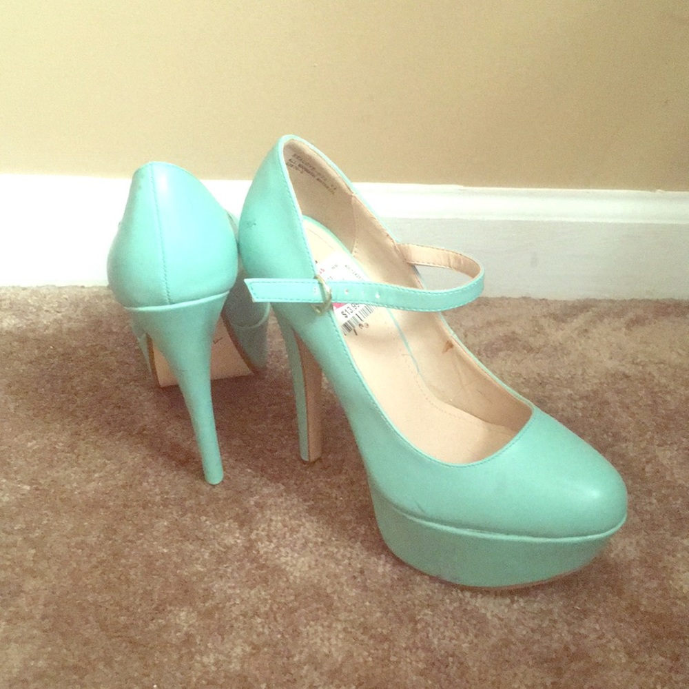 NWT 7.5 light blue pumps
