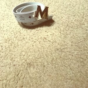 I’m selling a white and black MCM BELT