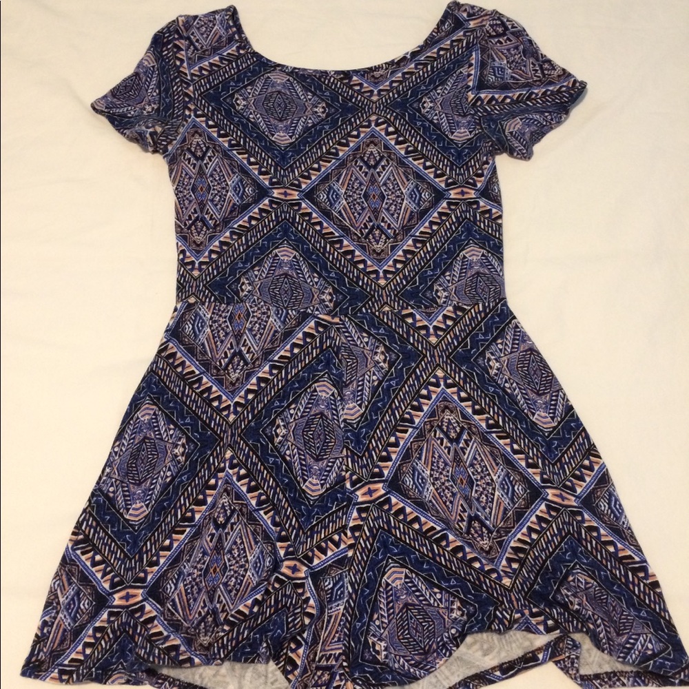 Navy and peach print shorts outfit