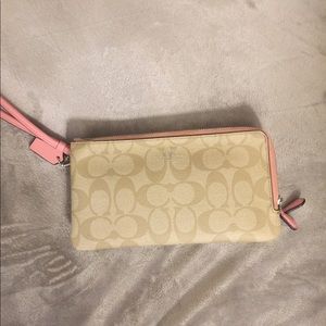 Super cute coach purse with matching wallet