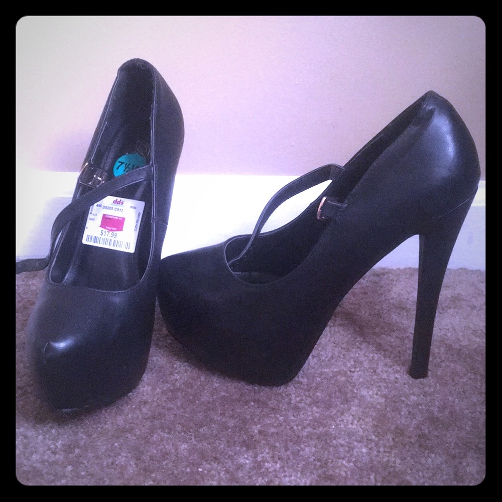 NWT 7.5 W Black stiletto pumps