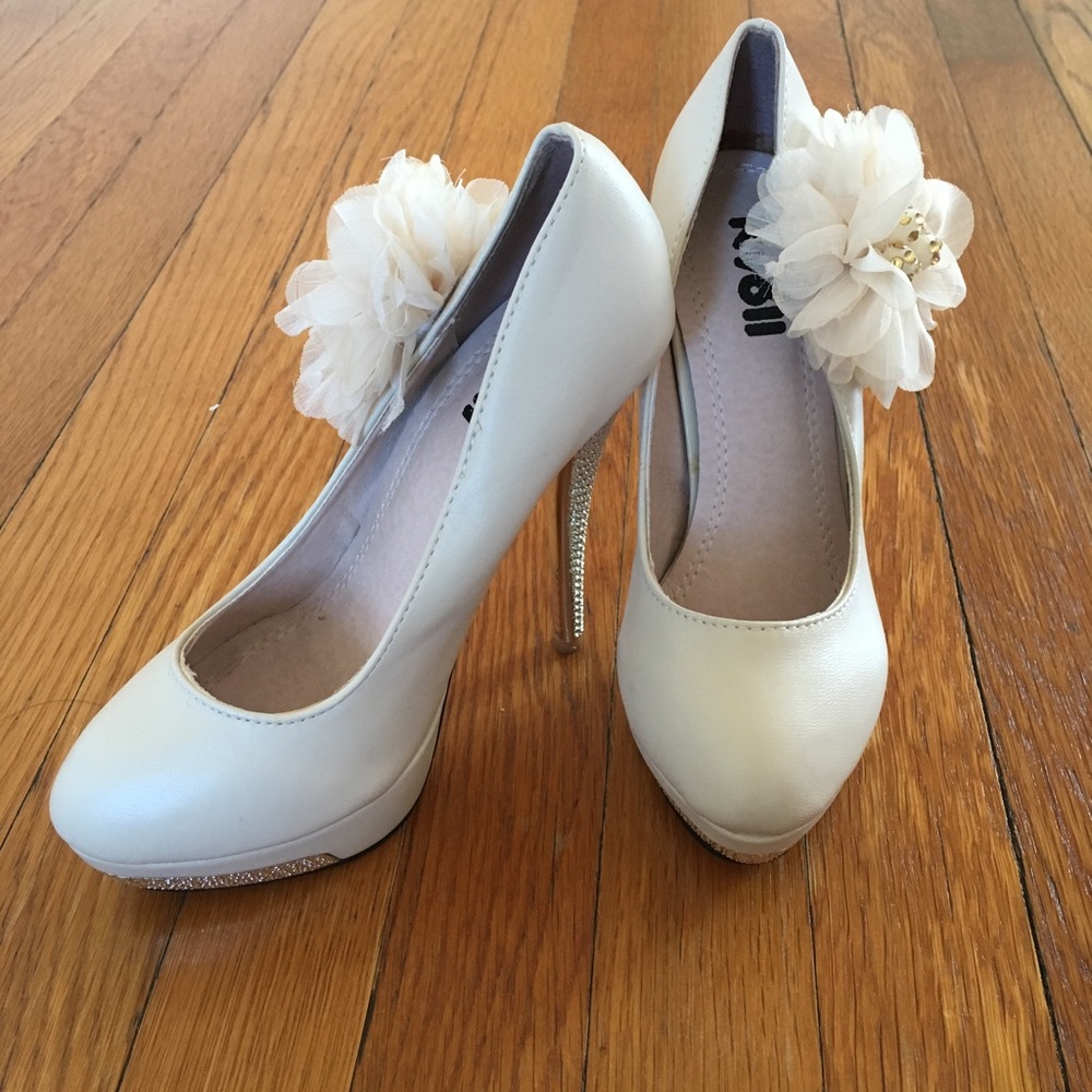 Creamy high heels with flower