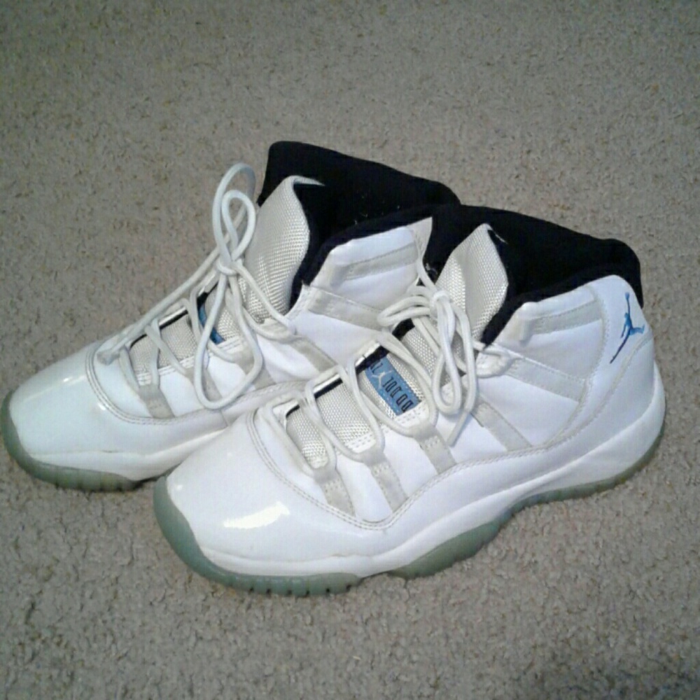 Boy's Jordan 11 "space jams"