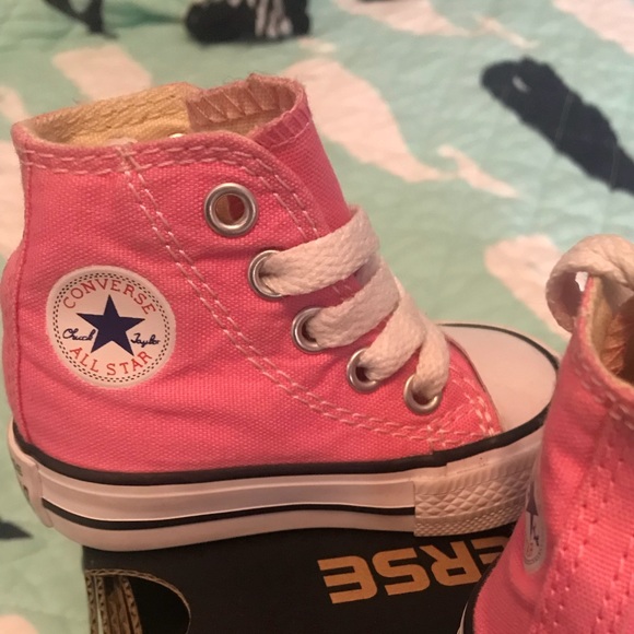 Pink converse size 2 - Picture 2 of 4