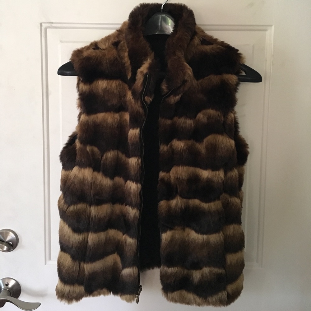 ⚡️SOLD⚡️LIKE NEW FAUX FUR REVERSIBLE VEST!!