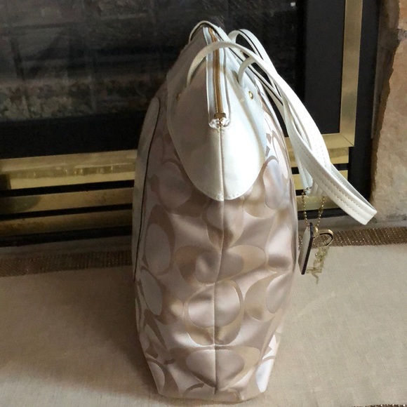 💕Beautiful Coach💕 - Picture 4 of 8