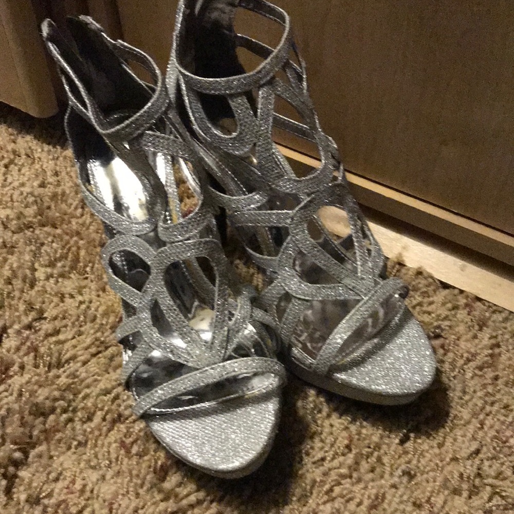 NWOT silver sparkle Report heels size 8.5