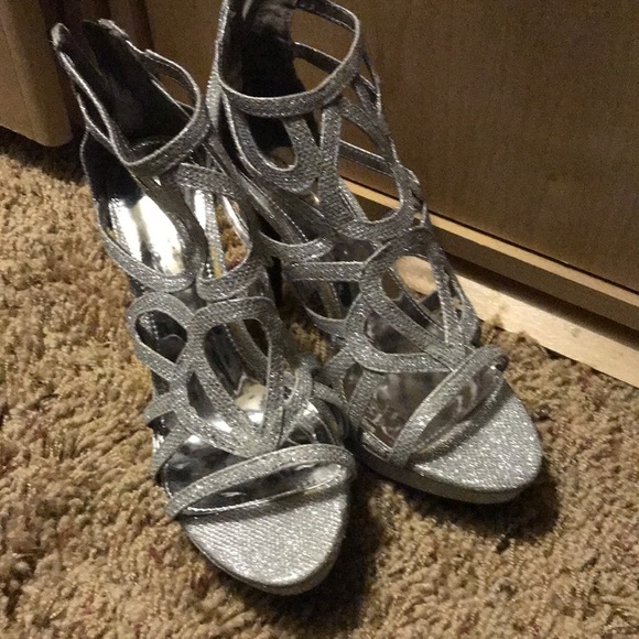 NWOT silver sparkle Report heels size 8.5 - Picture 1 of 5