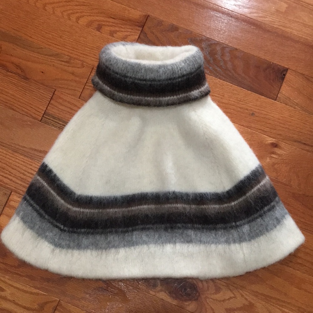 Child’s wool cape, fully lined.