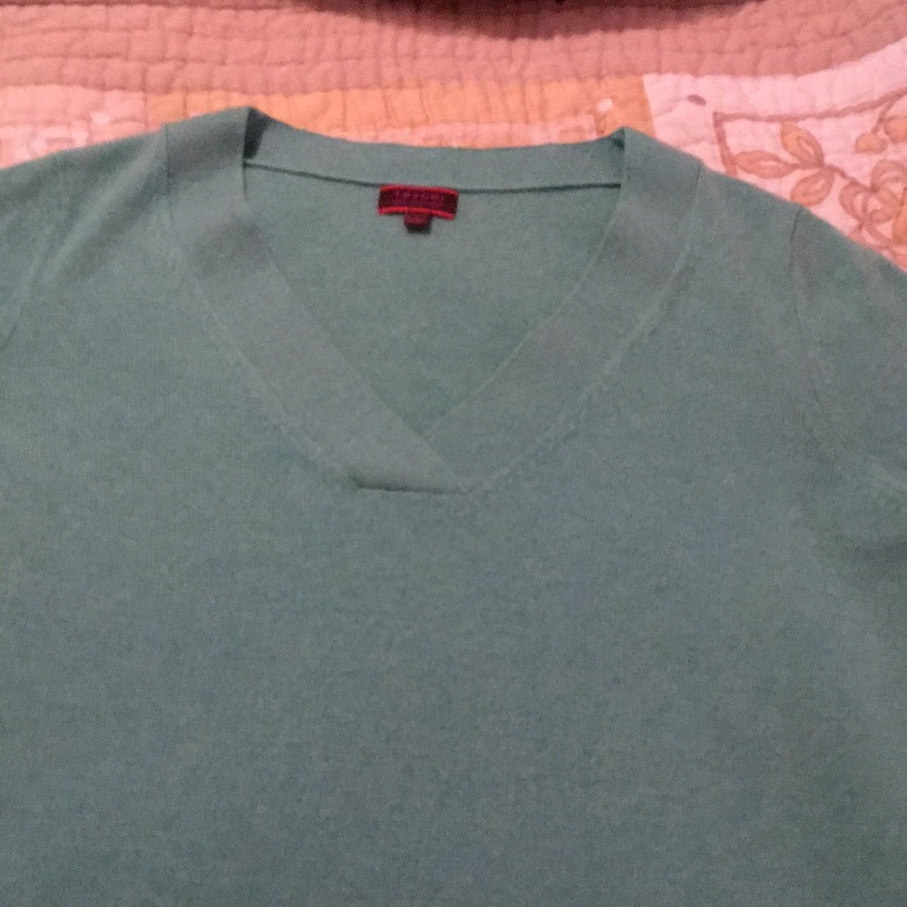 100% Cashmere sweater. Mint green.