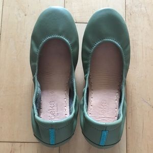 WORN ONCE - Olive Green Tieks 6 w/ all accessories