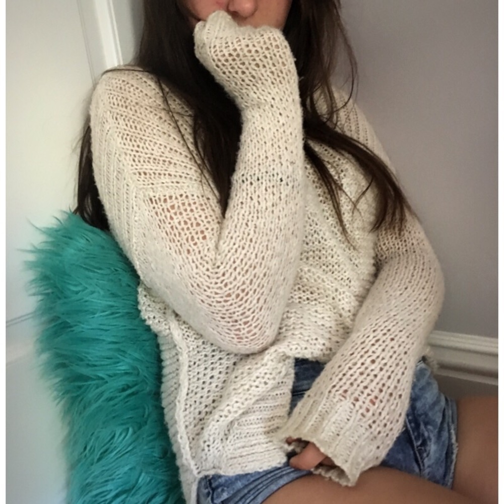 •HOLLISTER WHITE KNIT SWEATER•