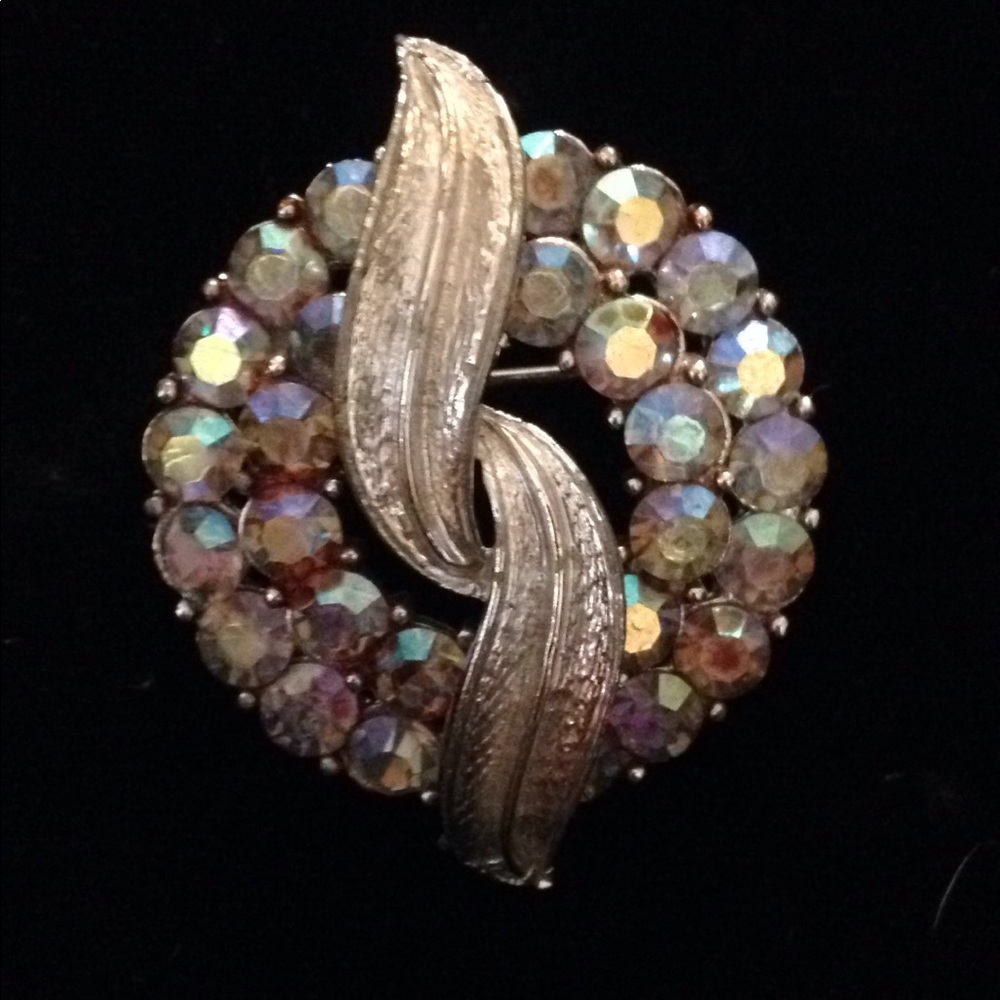 🎉Brand new listing.🎉 brooch