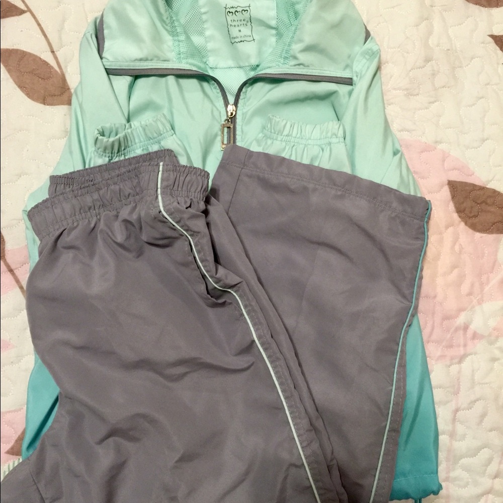 Beautiful suit clothing set. Good Condition SZ,M - Picture 3 of 4