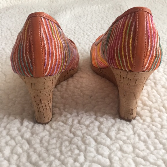 Ladies Sz 7 peep-toe wedges, orange/multi EUC - Picture 3 of 6